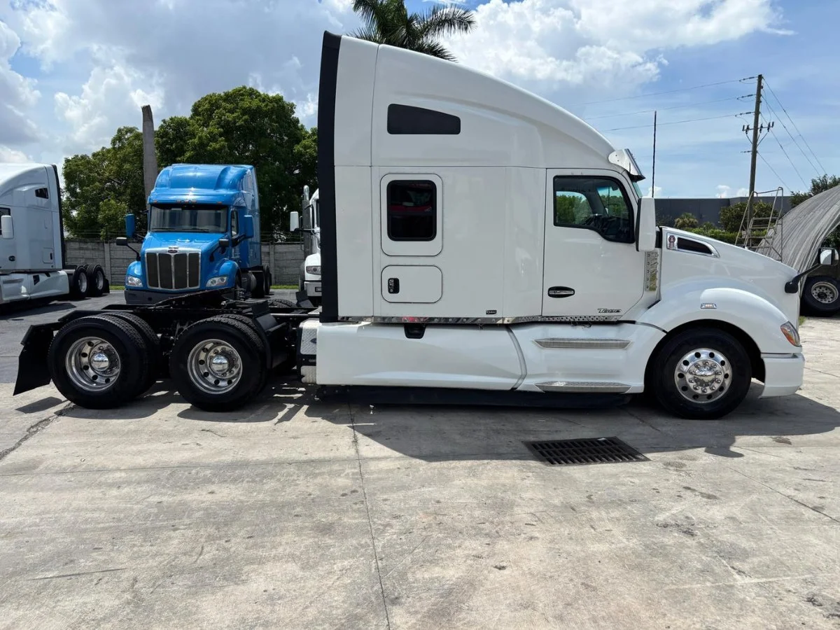 2022 Kenworth T680 in Doral, FL — photo 9