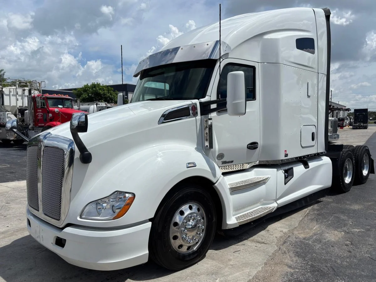 2022 Kenworth T680 in Doral, FL — photo 2