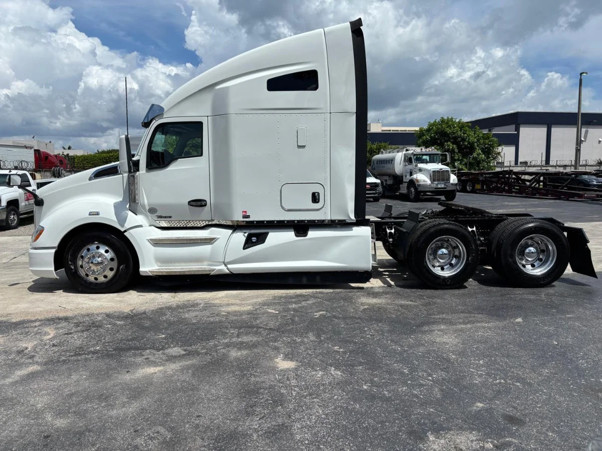 2022 Kenworth T680 in Doral, FL — photo 8