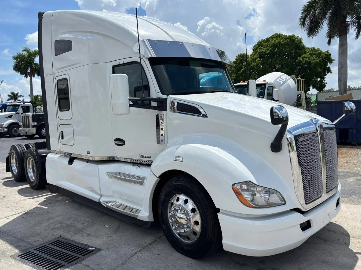 2022 Kenworth T680 in Doral, FL — photo 10