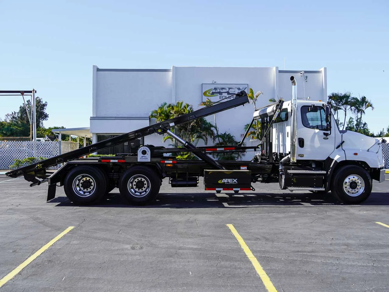 2025 Peterbilt 548 - image 5