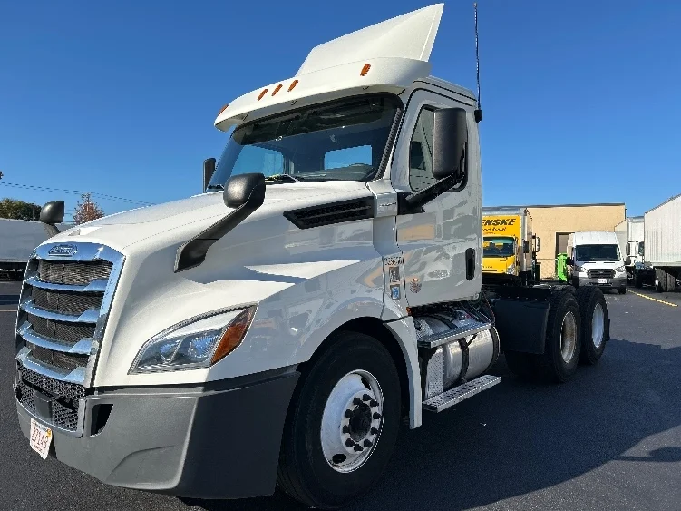 2019 Freightliner Cascadia in Braintree, MA — photo 3