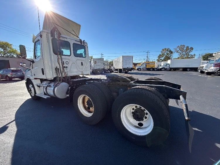 2019 Freightliner Cascadia in Braintree, MA — photo 5