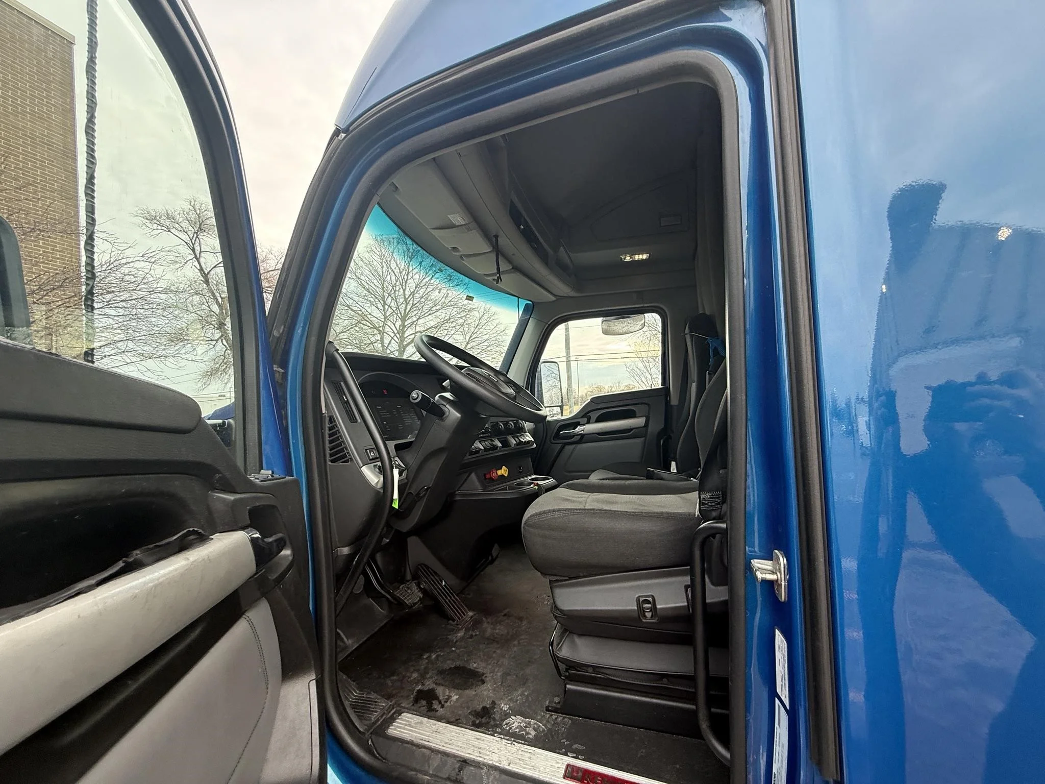 2023 Kenworth T680 - image 3