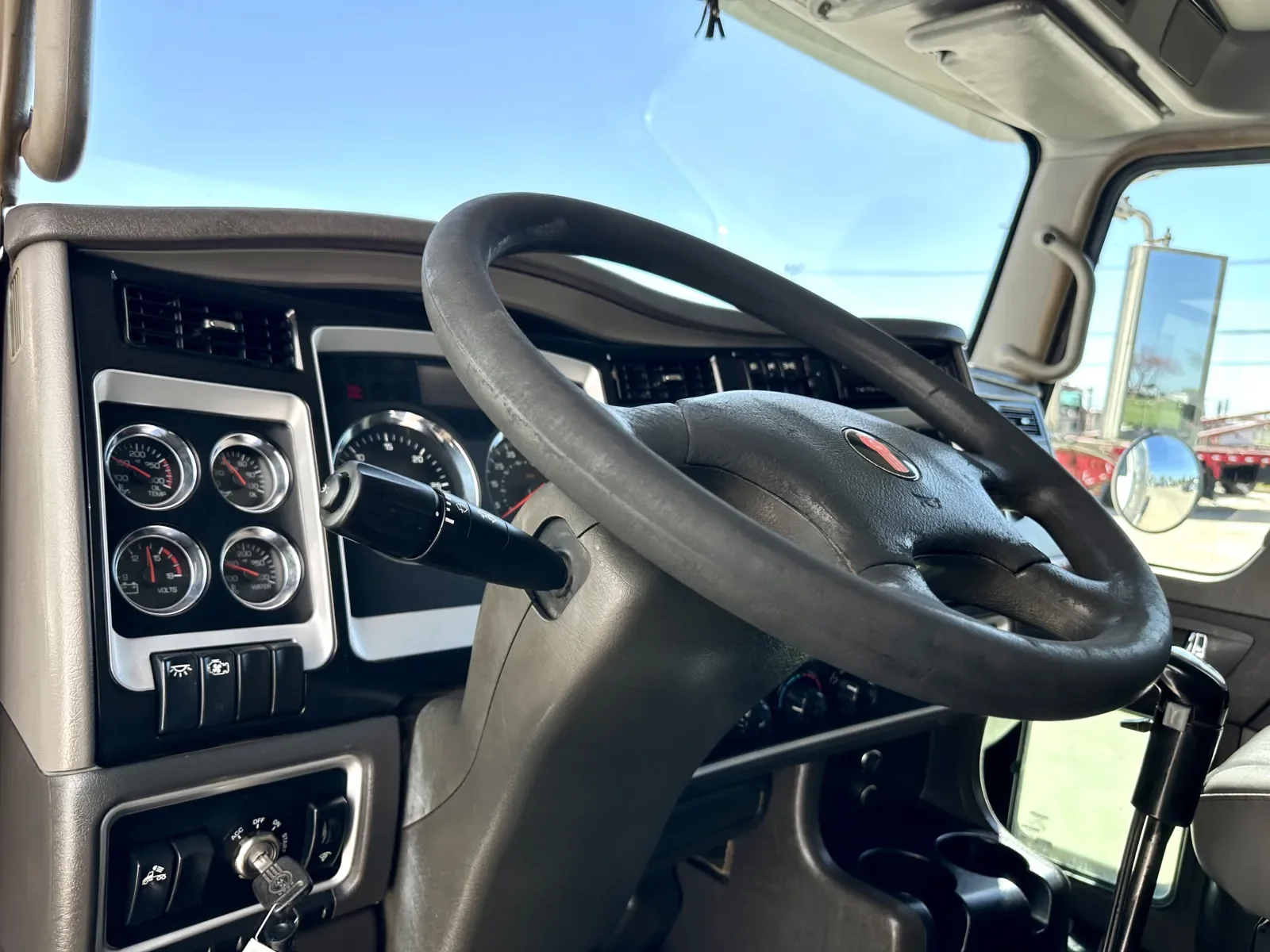 2014 Kenworth T800 - image 15