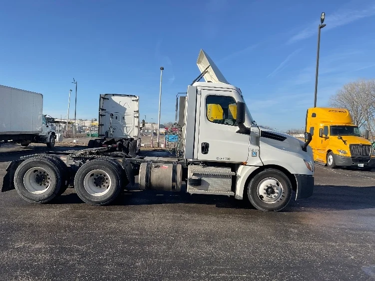 2021 Freightliner Cascadia in Kansas City, MO — photo 8