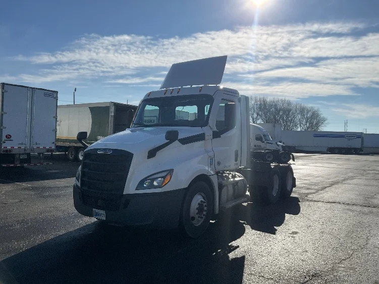 2021 Freightliner Cascadia in Kansas City, MO — photo 3