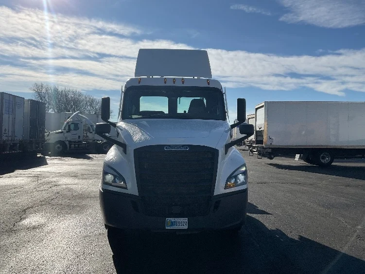 2021 Freightliner Cascadia in Kansas City, MO — photo 2