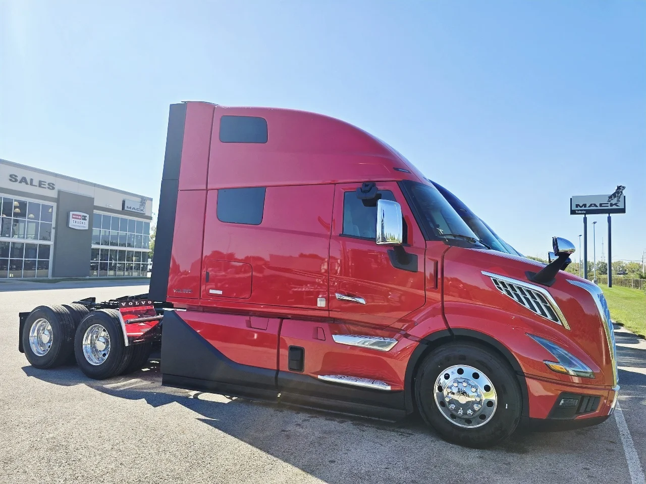 2026 Volvo VNL 860 in Toledo, OH — photo 3