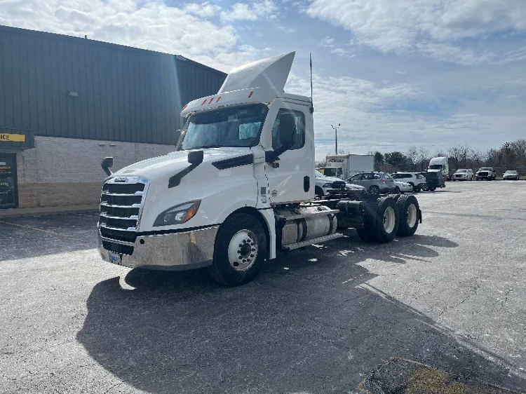2020 Freightliner Cascadia - image 3