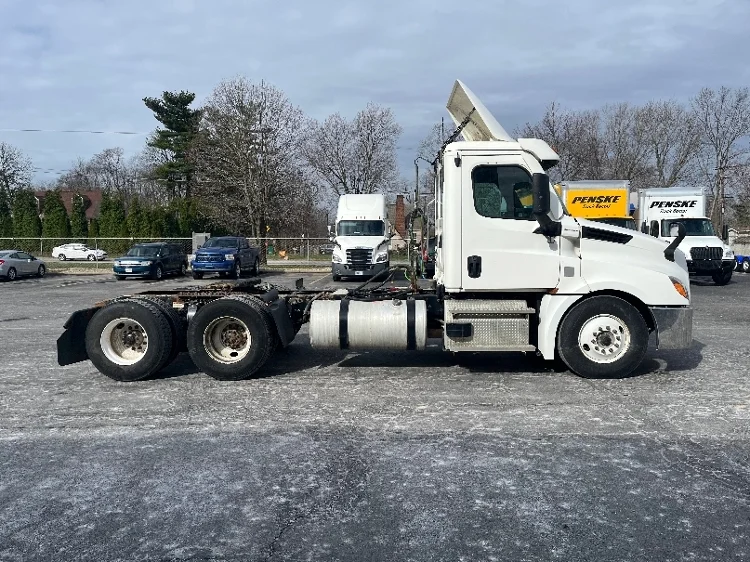 2020 Freightliner Cascadia - image 8