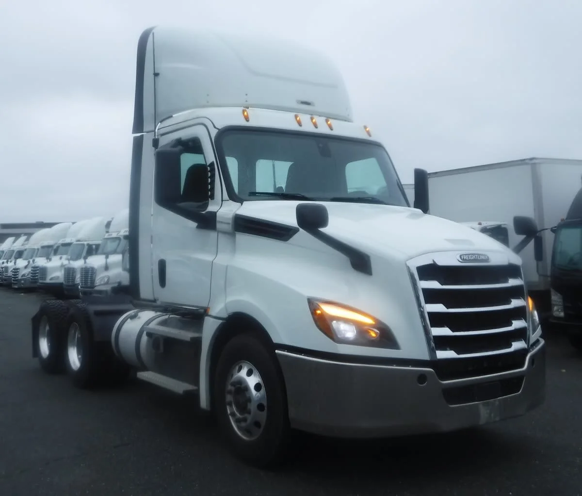 2020 Freightliner Cascadia - image 3
