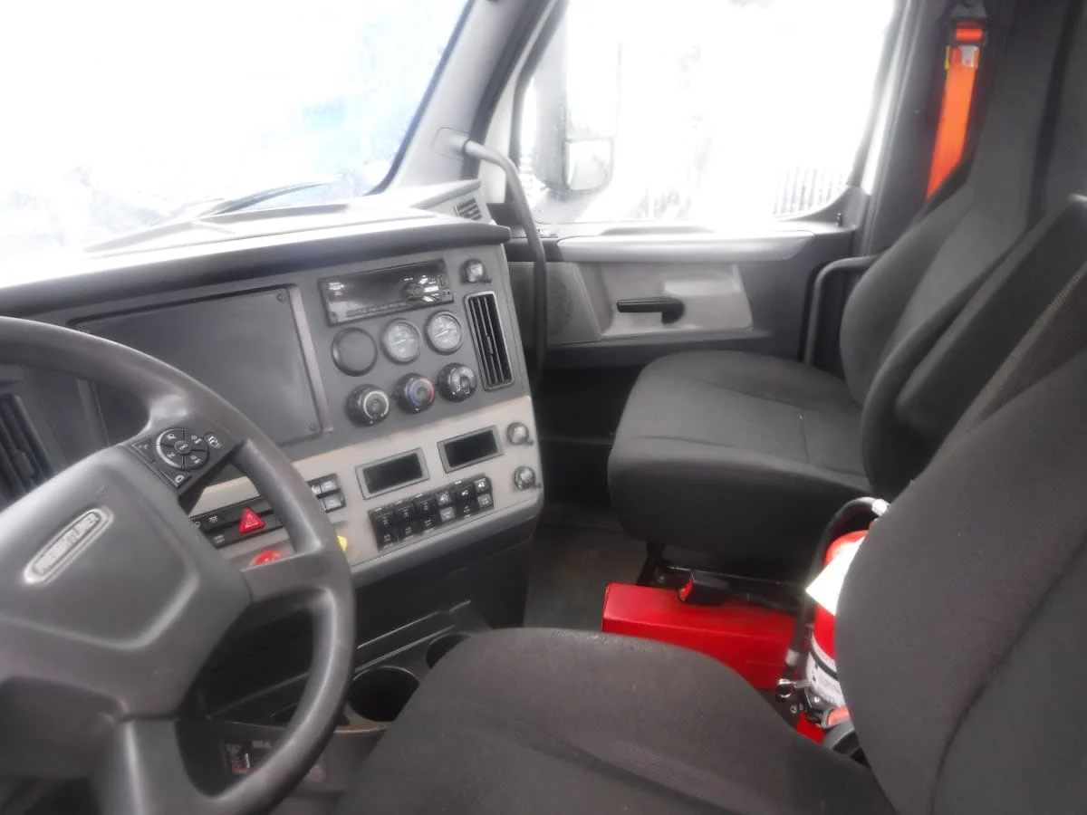 2020 Freightliner Cascadia - image 9