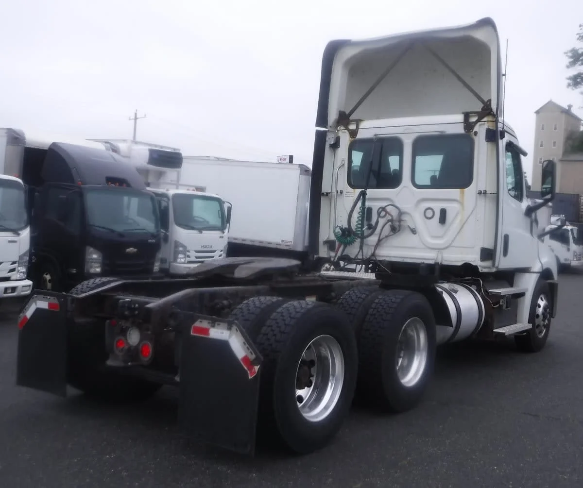 2020 Freightliner Cascadia - image 4