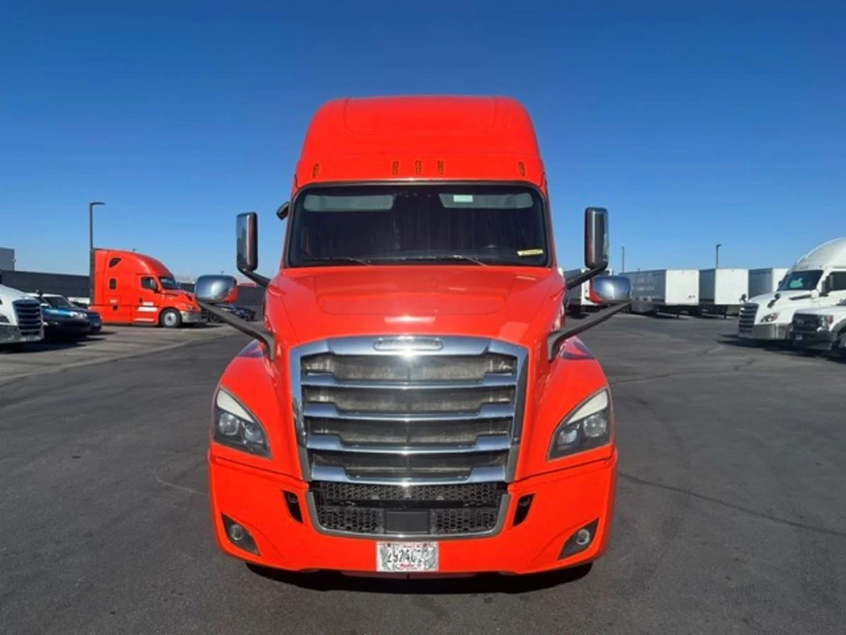 2020 Freightliner Cascadia in North Las Vegas, NV — photo 2