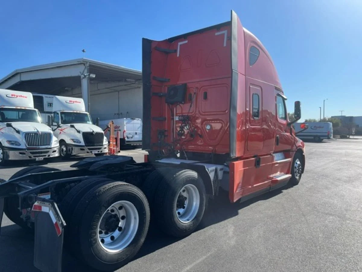2020 Freightliner Cascadia in North Las Vegas, NV — photo 4