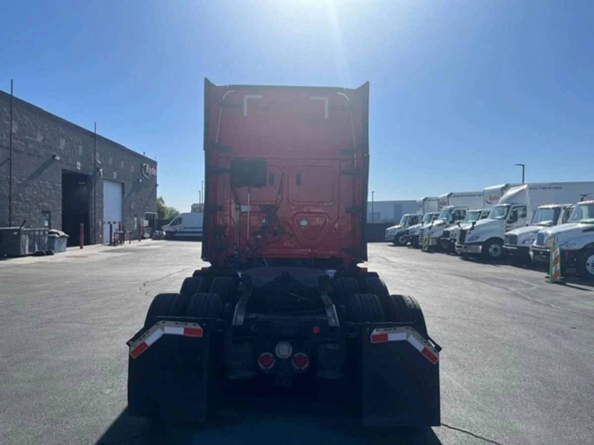 2020 Freightliner Cascadia in North Las Vegas, NV — photo 5
