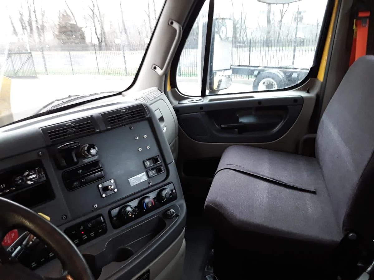 2020 Freightliner Cascadia in Kansas City, MO — photo 8