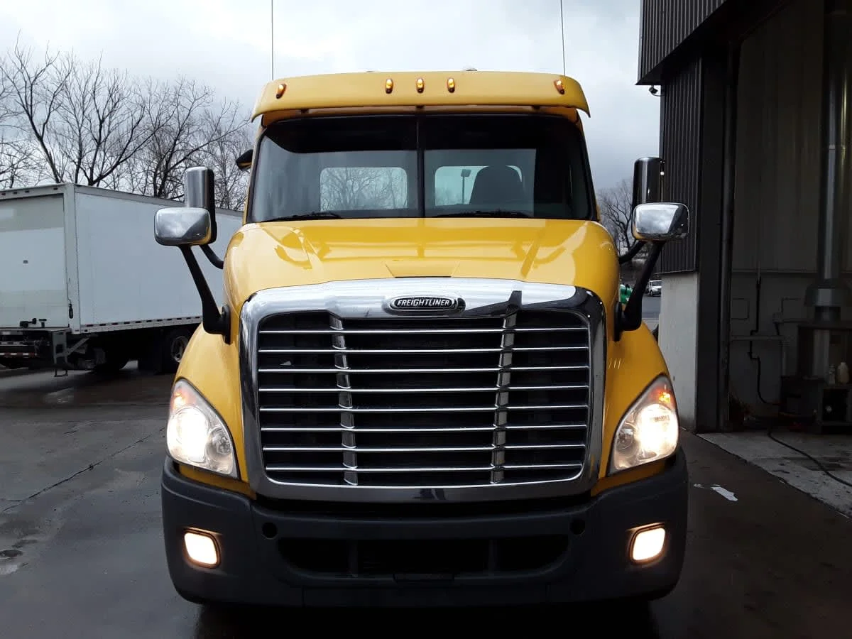 2020 Freightliner Cascadia in Kansas City, MO — photo 2