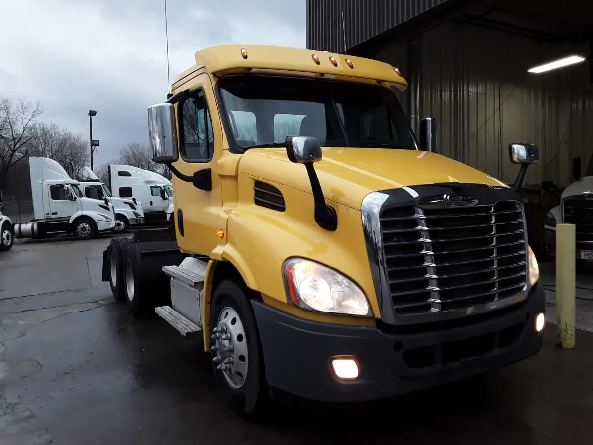 2020 Freightliner Cascadia in Kansas City, MO — photo 3