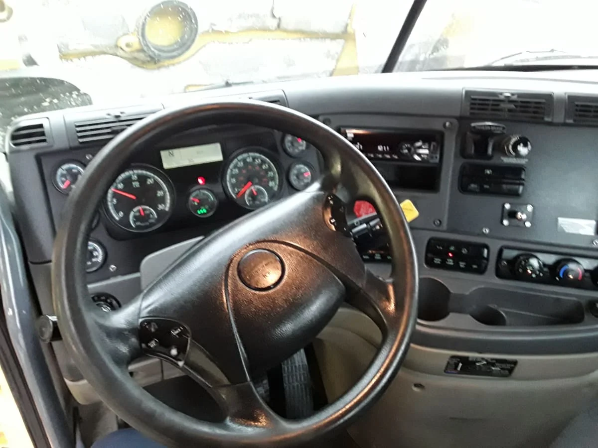 2020 Freightliner Cascadia in Kansas City, MO — photo 7