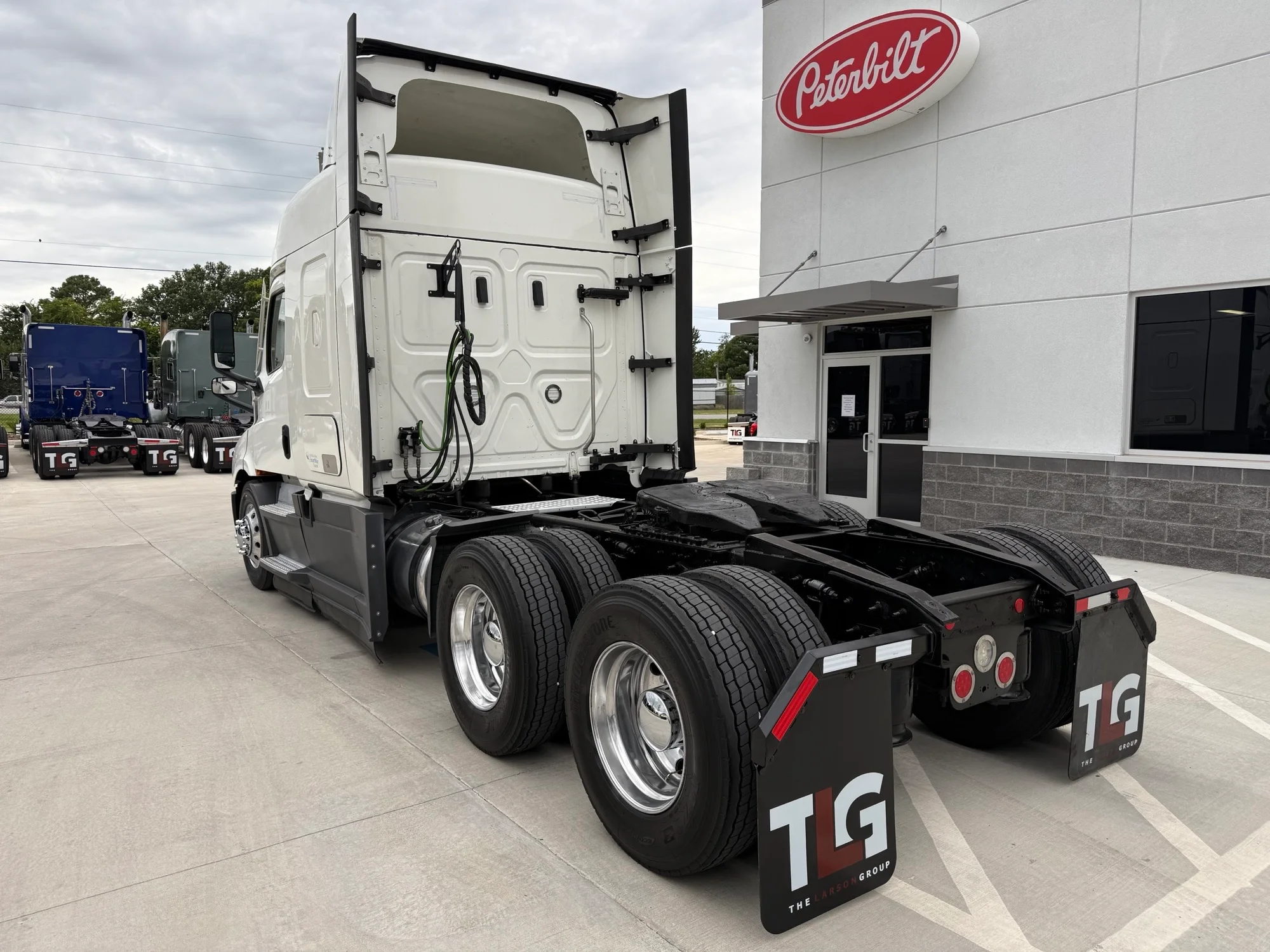 2021 Freightliner Cascadia in Lowell, AR — photo 3