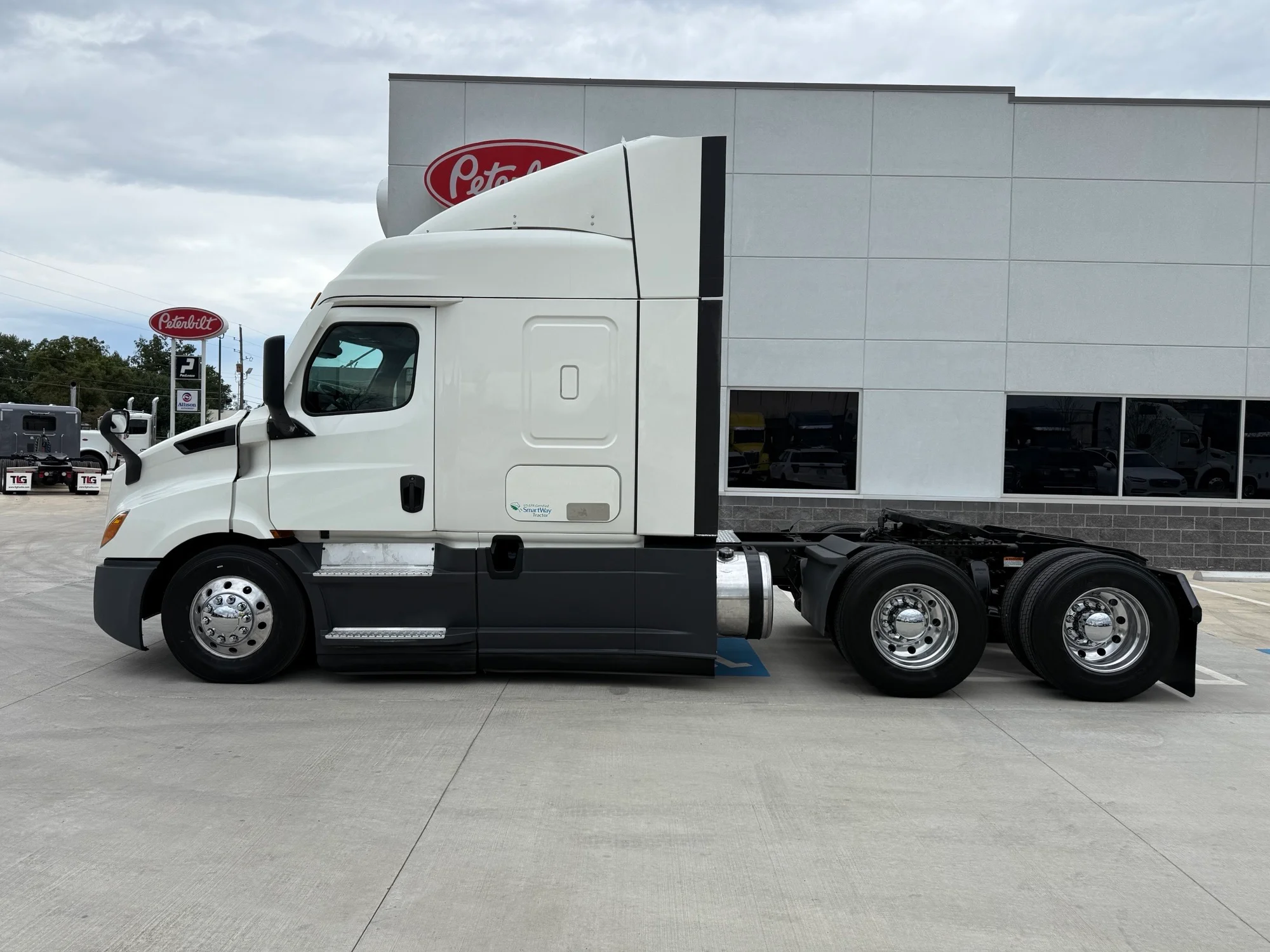 2021 Freightliner Cascadia in Lowell, AR — photo 2