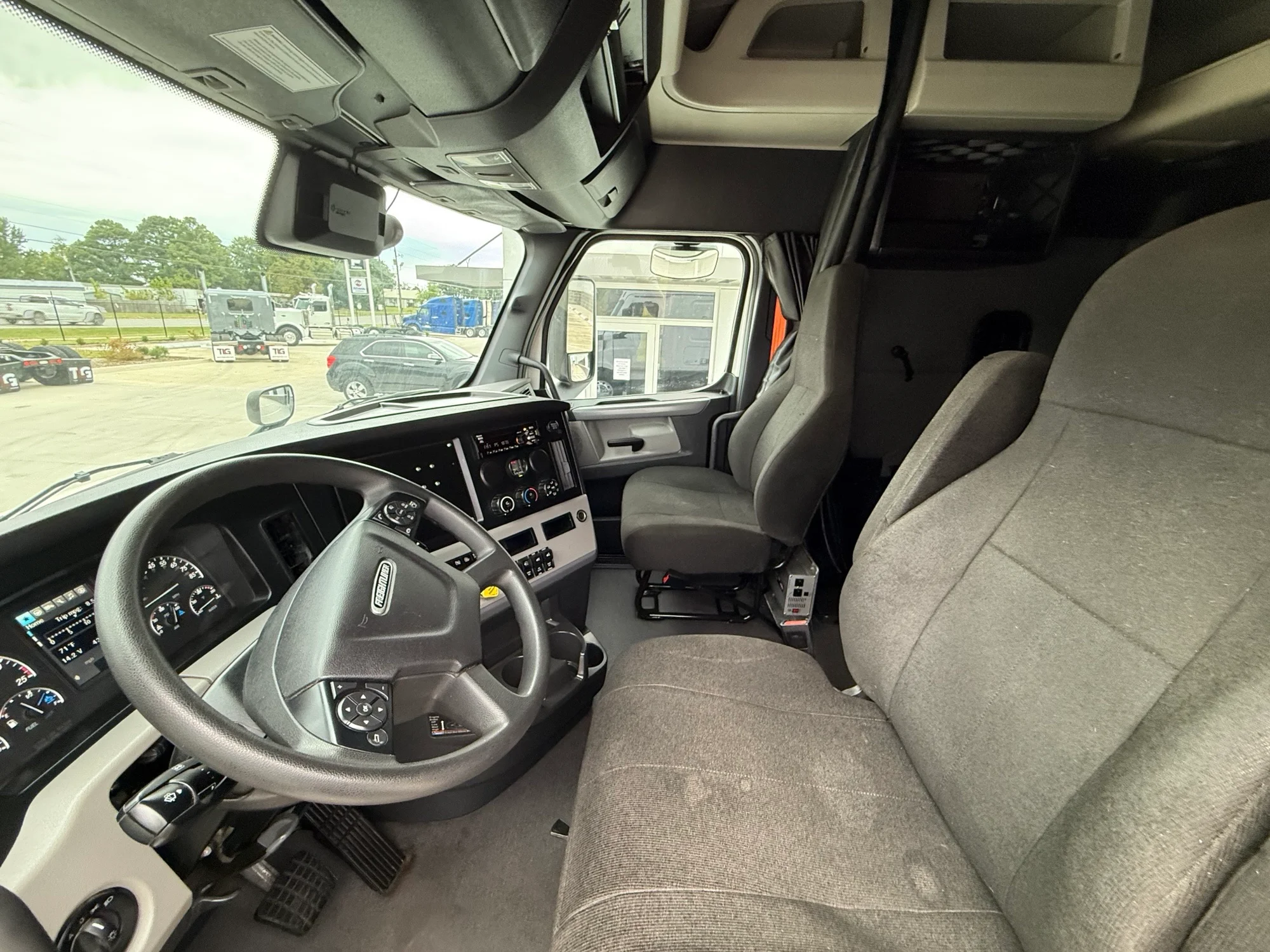 2021 Freightliner Cascadia in Lowell, AR — photo 12