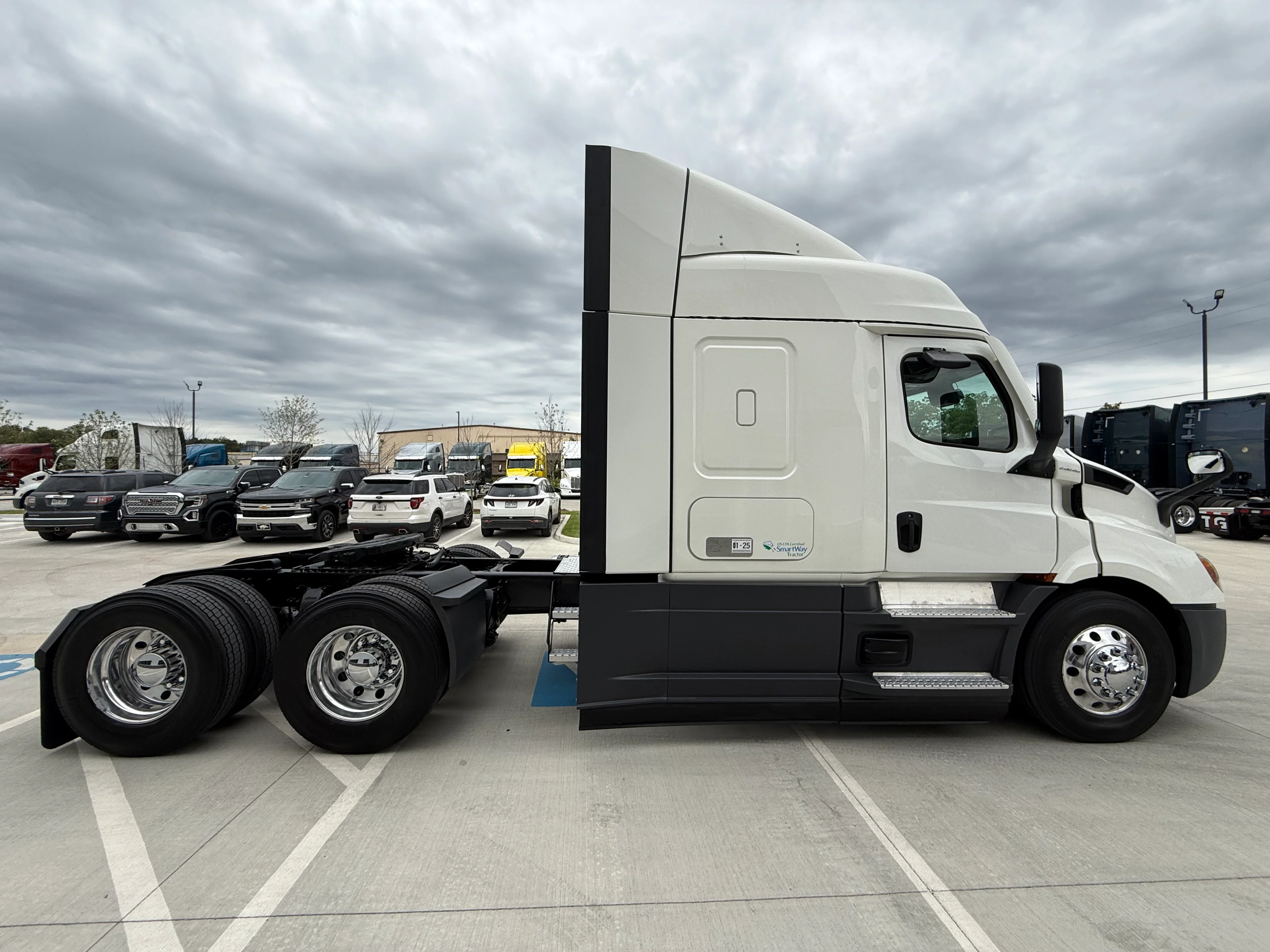2021 Freightliner Cascadia in Lowell, AR — photo 6
