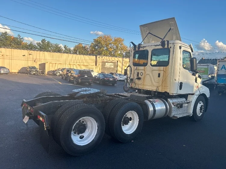 2019 Freightliner Cascadia in Braintree, MA — photo 7