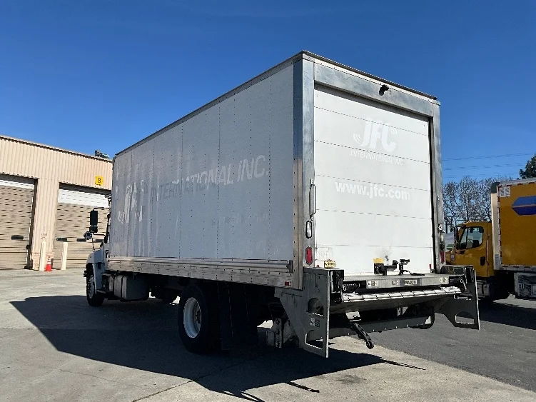 2018 Hino 338 - image 6