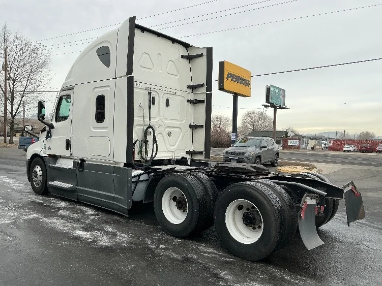 2023 Freightliner Cascadia - image 5