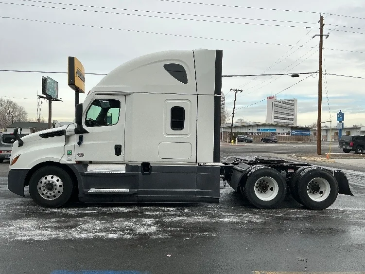 2023 Freightliner Cascadia - image 4