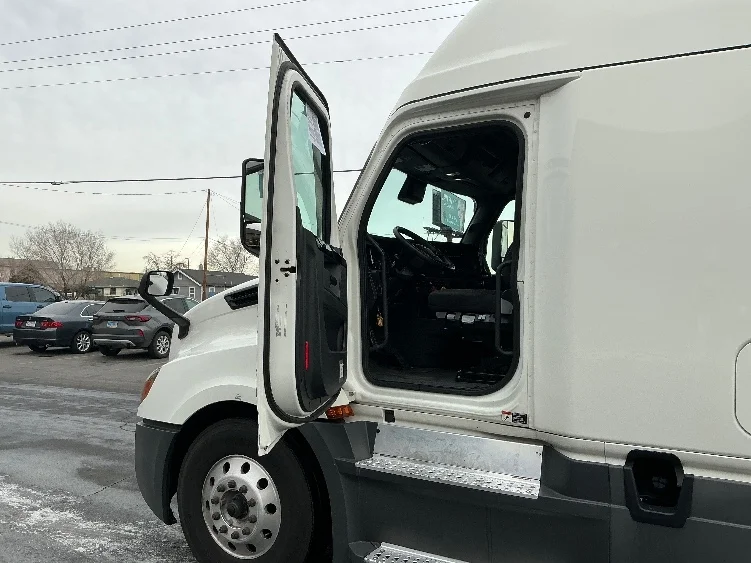 2023 Freightliner Cascadia - image 9