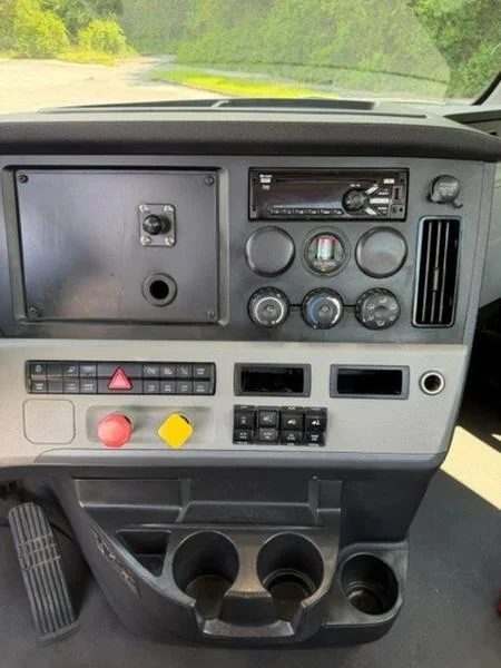 2021 Freightliner Cascadia — photo 9
