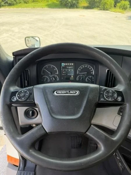 2021 Freightliner Cascadia — photo 10