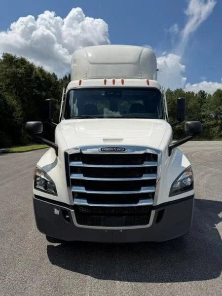 2021 Freightliner Cascadia — photo 2