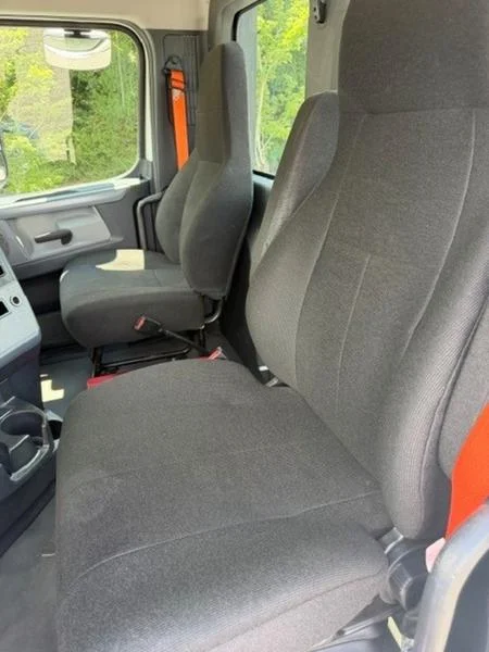 2021 Freightliner Cascadia — photo 8