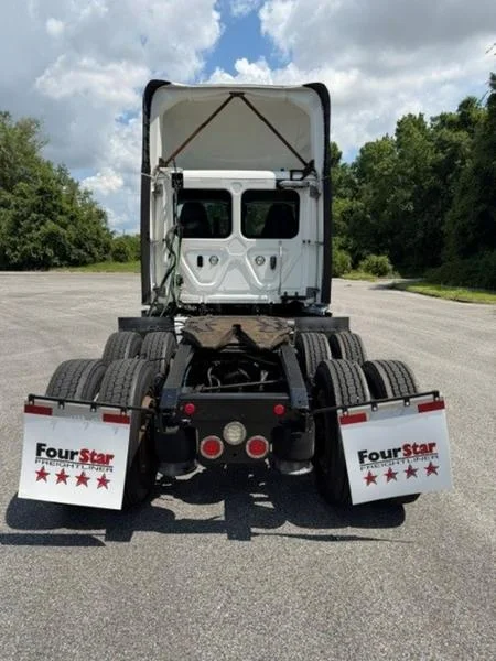 2021 Freightliner Cascadia — photo 7