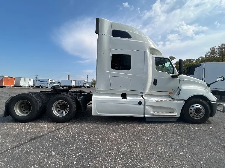 2020 International LT in Brooklyn Park, MN — photo 8