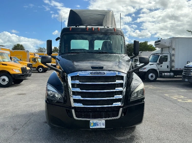 2019 Freightliner Cascadia in Medley, FL — photo 2