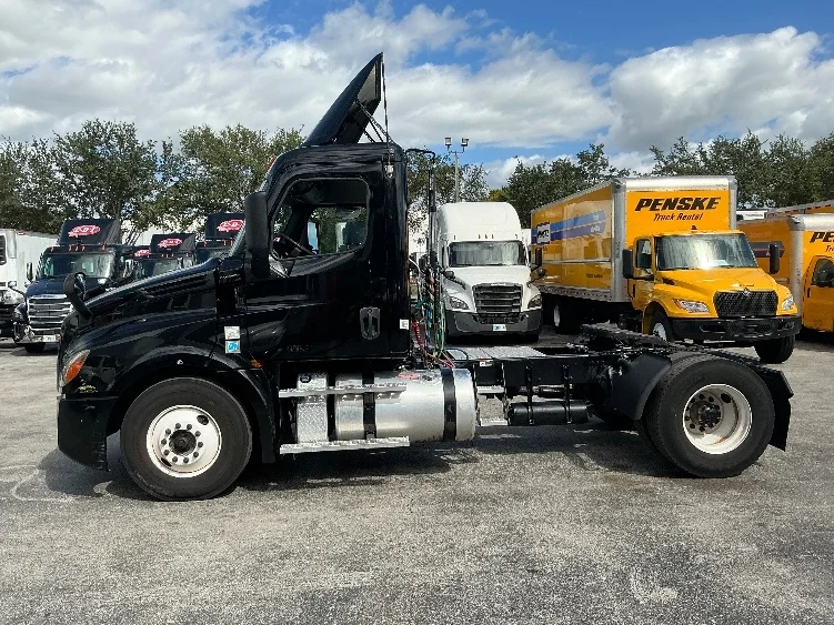 2019 Freightliner Cascadia in Medley, FL — photo 4