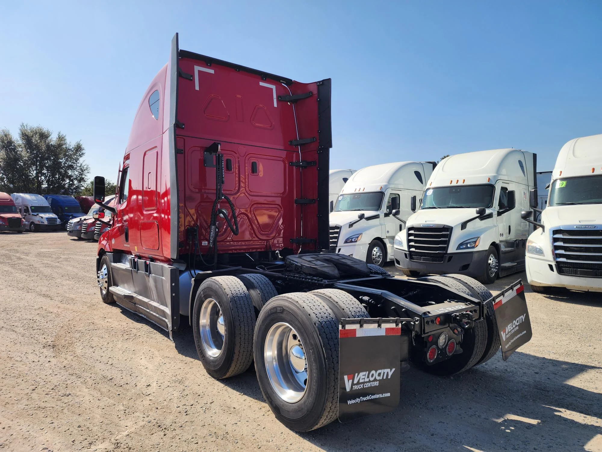 2021 Freightliner Cascadia in Fresno, CA — photo 16