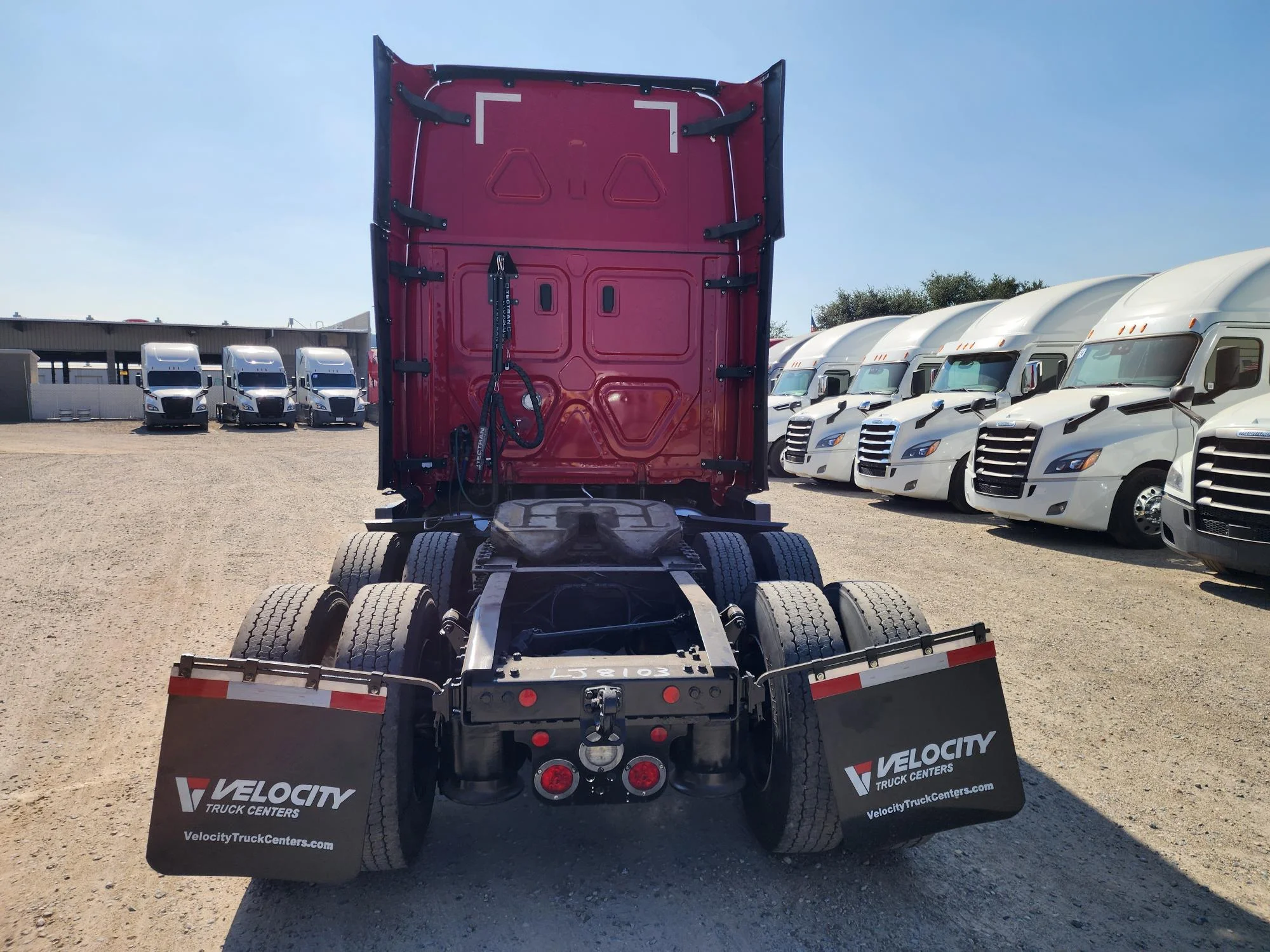 2021 Freightliner Cascadia in Fresno, CA — photo 17