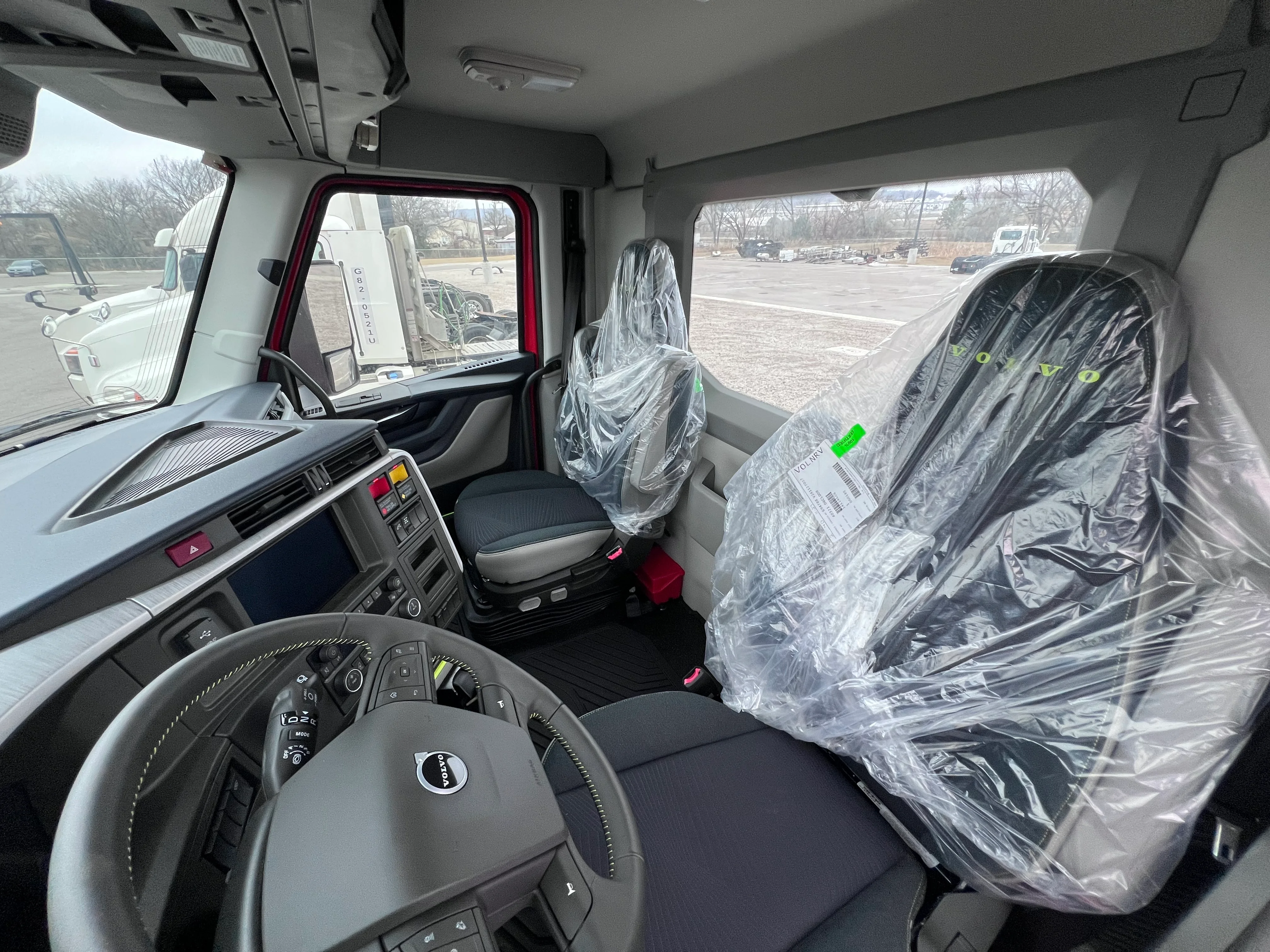 2025 Volvo VNL 300 in Tulsa, OK — photo 8