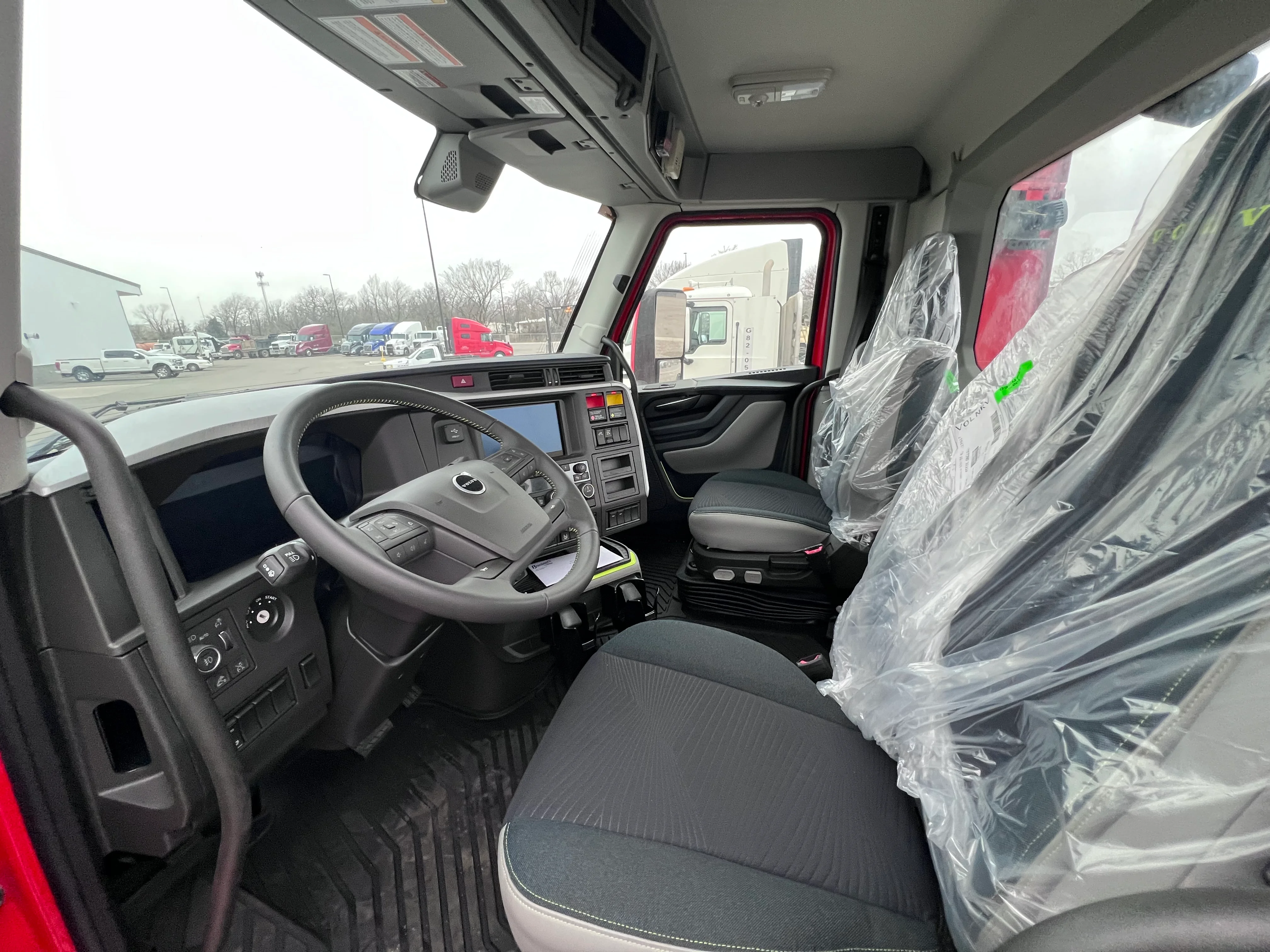 2025 Volvo VNL 300 in Tulsa, OK — photo 5