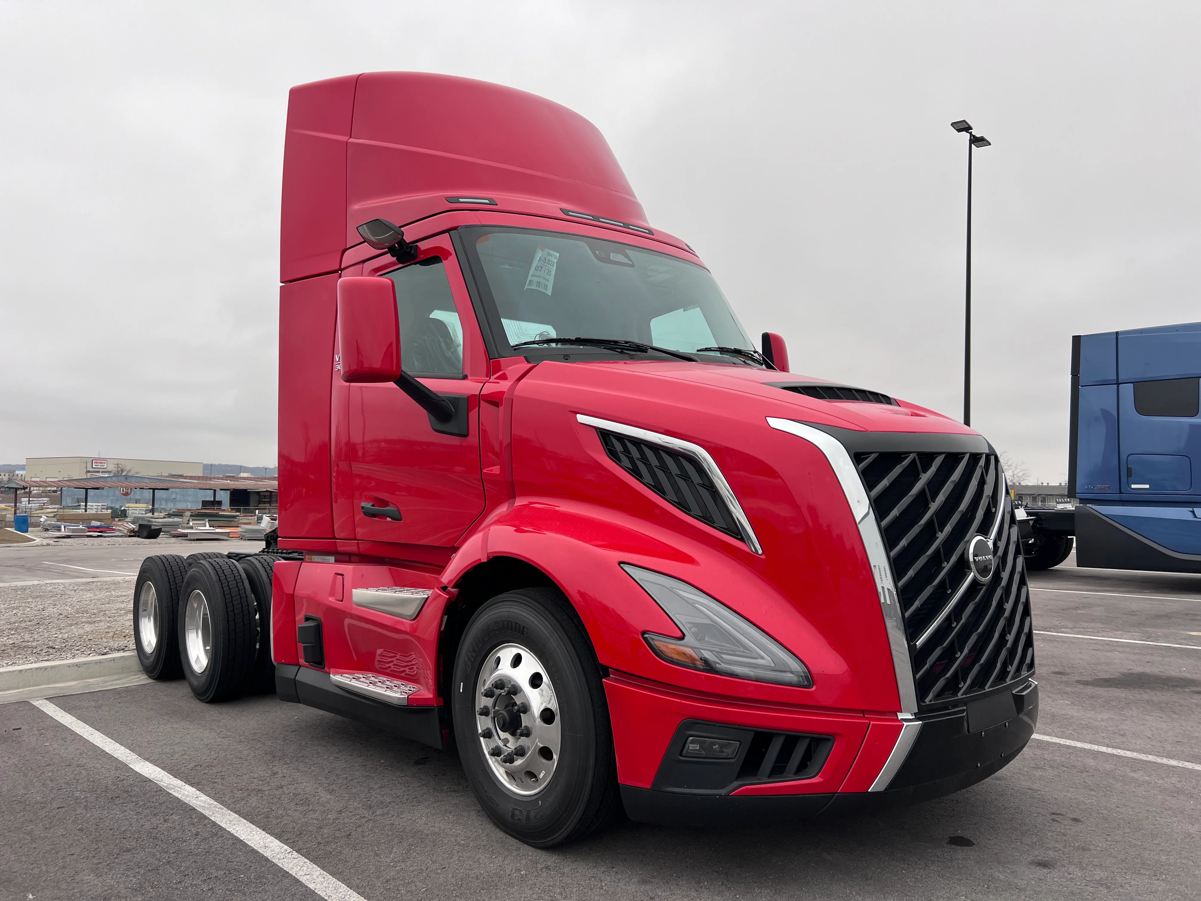 2025 Volvo VNL 300 in Tulsa, OK — photo 4