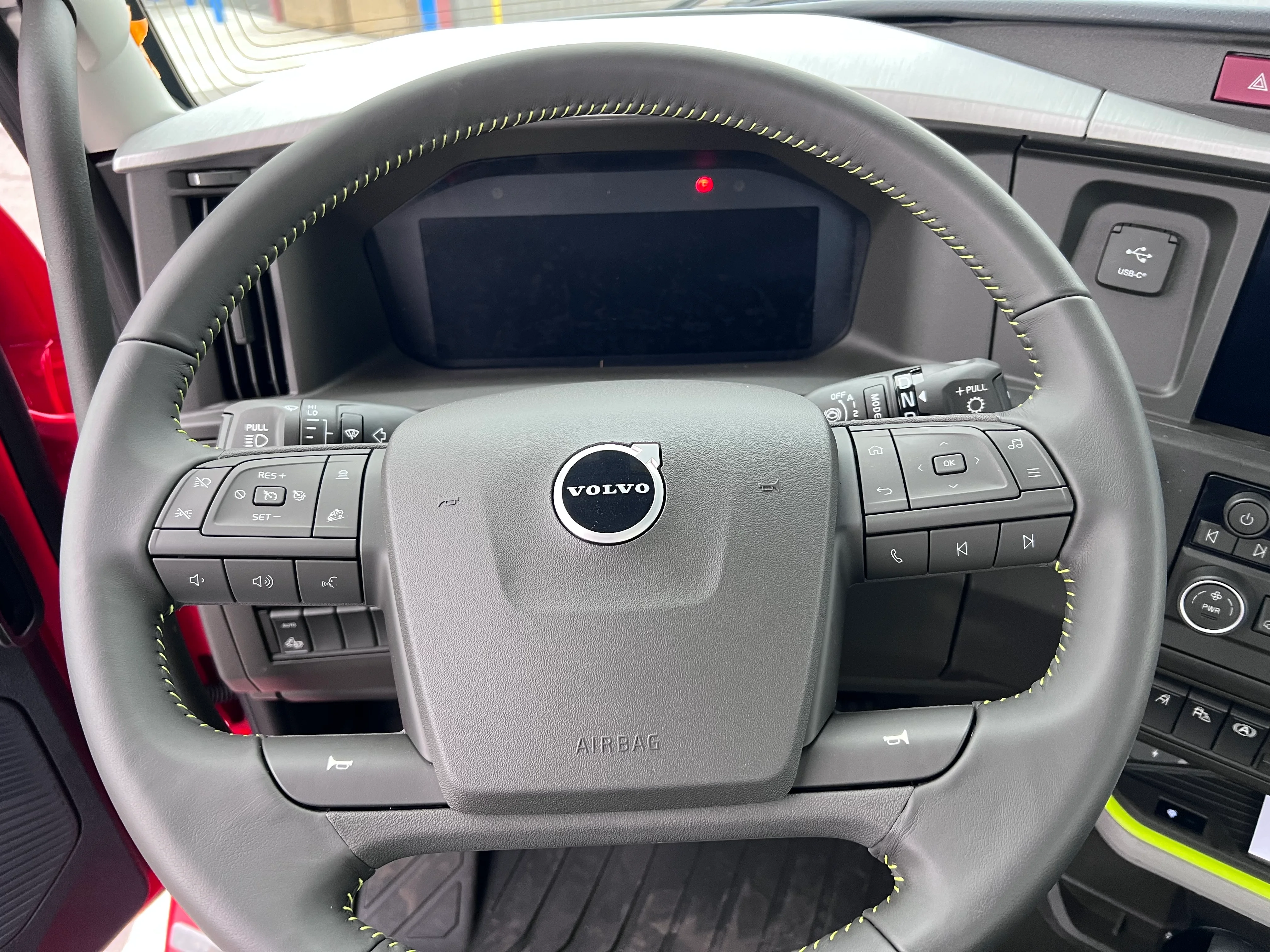 2025 Volvo VNL 300 in Tulsa, OK — photo 6
