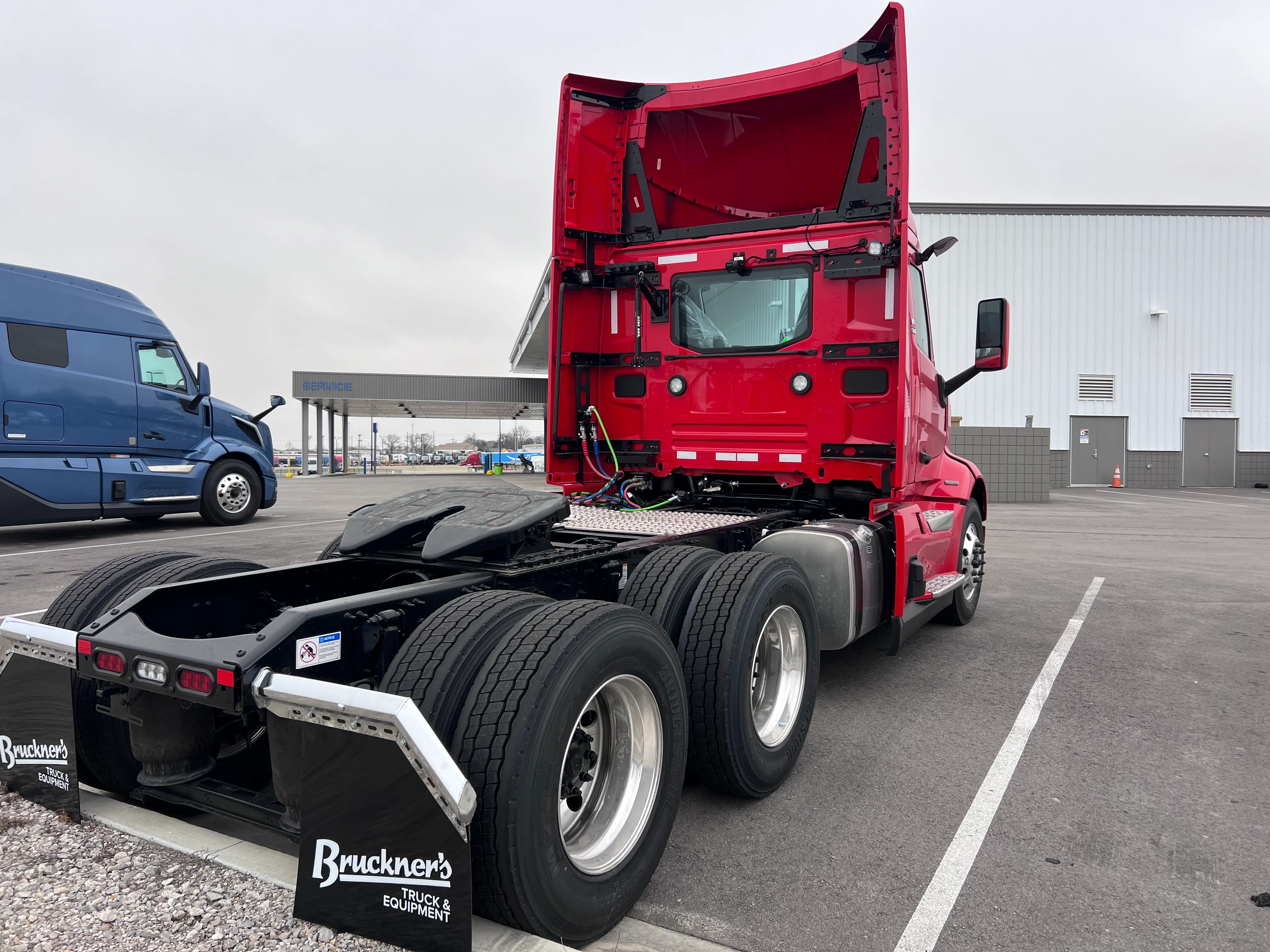 2025 Volvo VNL 300 in Tulsa, OK — photo 3
