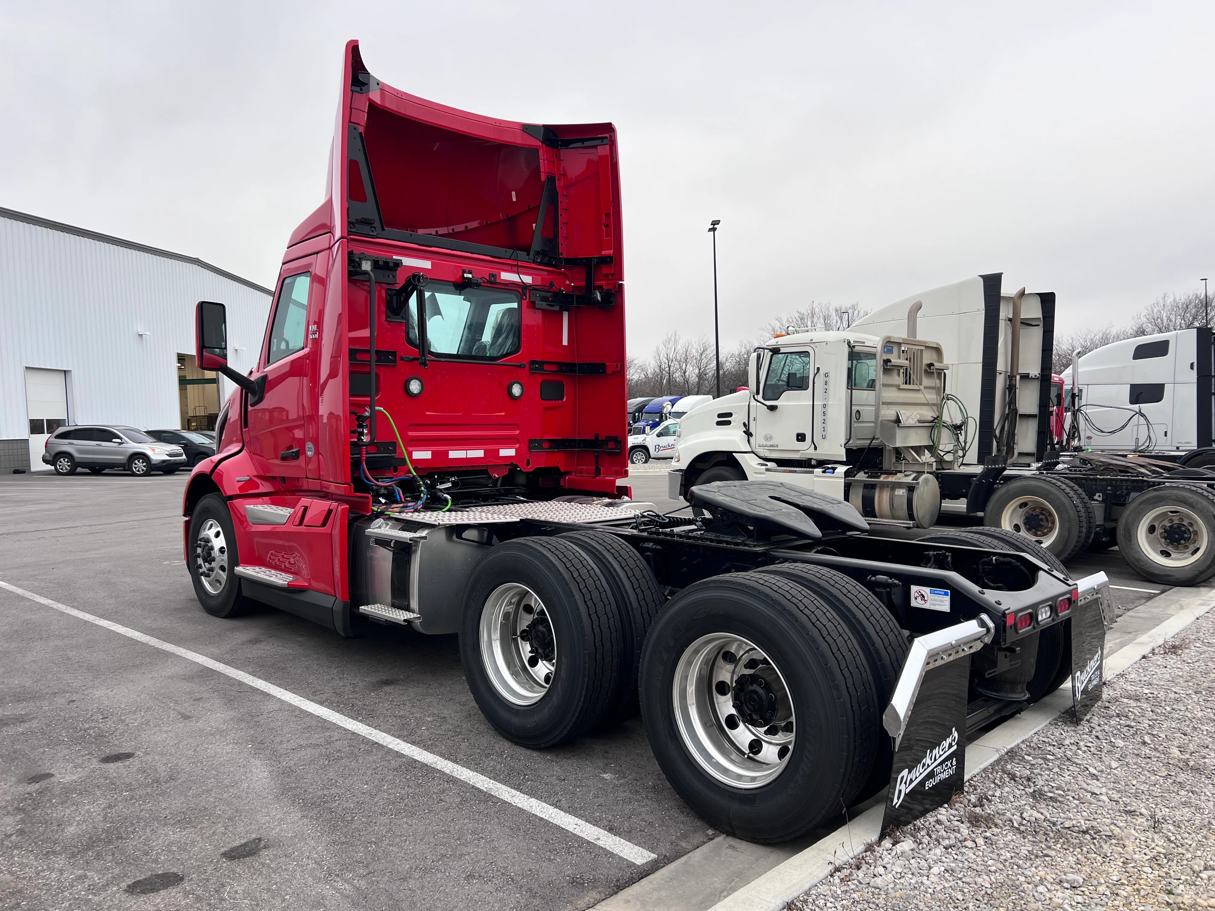 2025 Volvo VNL 300 in Tulsa, OK — photo 2